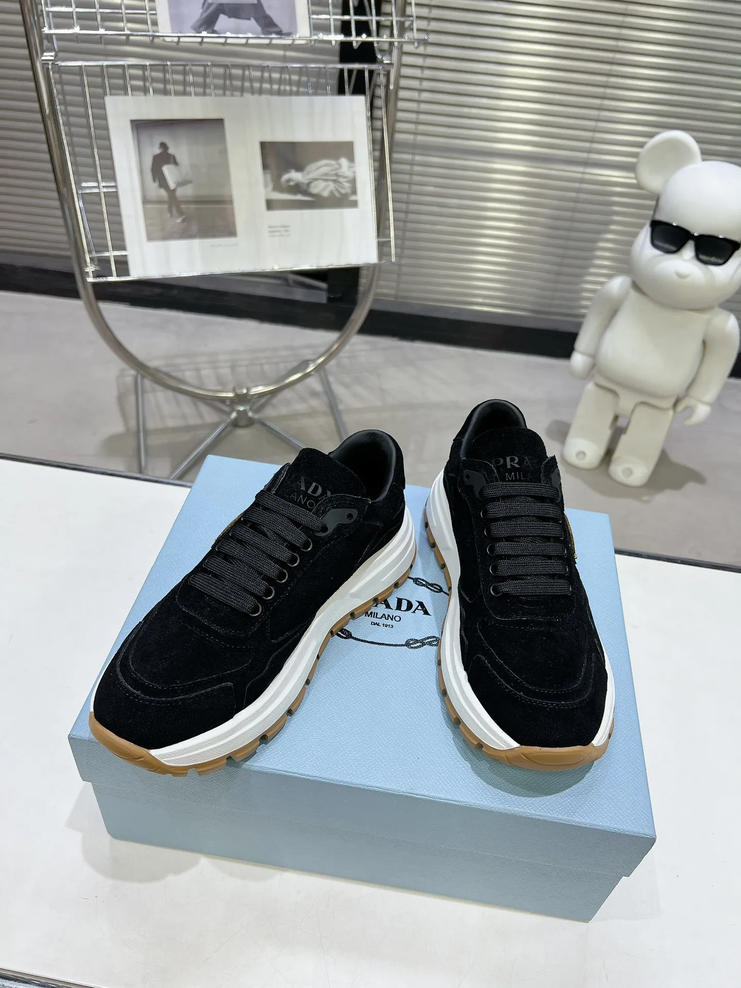 👟👟Ex-factory price 580👟👟 PRADA ²⁰²4 𝐬𝐬Prada’s new product comes with strength! ❣️Many Internet celebrities have the same style, fashionable and versatile nice items, original shoes are developed and purchased from Italian counters, and are reproduced 1:1 according to the original taste. This year’s theme is not to be defined, embodying texture through simplicity💛From thick-soled sneakers to zigzag short boots to 2024 flat shoes, everything reveals a sure-fire momentum...combining gentleness and handsomeness, the finishing touch for women❤️ The top-grade open-edge beaded cowhide with imported cowhide triangle logo is consistent with the original version, the wear-resistant and ultra-light two-color outsole, and the sheepskin lining are breathable and comfortable. ⚛Size: Women's 34-40 ⚛Size: Men's 39-45 Original packaging accessories. ⚛